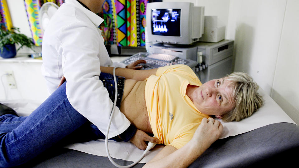 VENTETID: Det er opptil to �rs ventetid for � f� utf�rt hjerteunders�kelser ved norske sykehus. Tone Lian har kj�rt helt fra Geilo-traktene for � f� tatt en EKG og ultralyd p� hjertet. Her f�r hun hjelp av spesialist Pirouz Bader ved den private Oslo Akutten. 
Foto: Espen R�st / Dagbladet