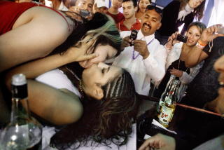 HEMNINGSL�ST INNENFOR RAMMENE: Seksuelle grenser sprenges bare overfor bestemte grupper i den vesteuropeiske fylla. 
Foto: Chris Maluszynski / MOMENT