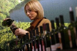 MINDRE HEMNINGSL�ST: S�reuropeere har v�rt kjent som stordrikkere med et mer avslappet forhold til alkohol enn folk lenger nord. Foto: AP: Petar Petrov/AP