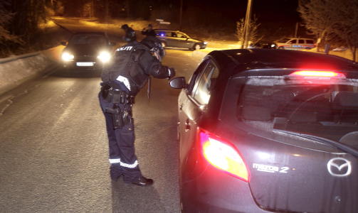 SJEKKET BILER: Alle bilister inn og ut av �ros ble sjekket av politiet da de jaktet en eller flere gjerningsmenn i g�r kveld. Foto: Hans Arne Vedlog