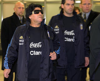 JAGES: Diego Maradona blir konfrontert av italienske myndigheter hver gang han ankommer landet. Foto: Fabrice Coffrini / AFP.