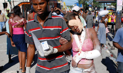 REDDET UT: Denne jenta ble reddet i g�r i Port-au-Prince. Foto: AFP PHOTO/Thony BELIZAIRE/Scanpix