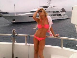 SERVERTE BIKINIBILDE TWITTER: Sammen med dette bikinibildet delte Lindsay Lohan f�lgende nytt�rsforsett p� Twitter: �2010 handler om � bevege seg framover, ikke bakover. Forlate de d�rlige (folka, vanene, negative energien) bak seg, ikke sant?�. Foto: STELLA PICTURES