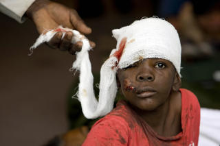 F�R BEHANDLING: En haitiansk gutt f�r medisinsk behandling p� en medisinsk klinikk i regi av FN. Foto: REUTERS/UN Photo/Logan Abassi/Scanpix