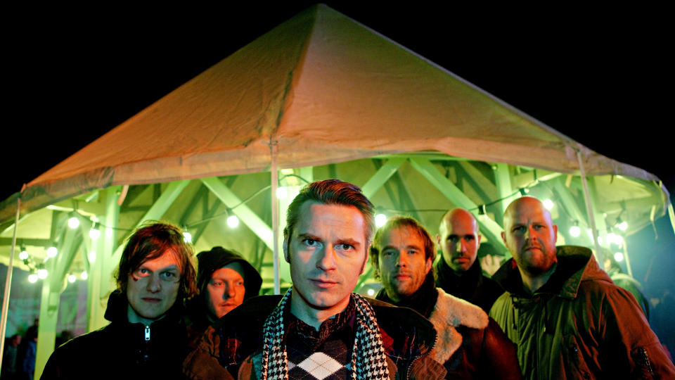 TILBAKE: Kaizers Orchestra fikk 11 spillejobber ettermiddagen etter at de spilte sin gjennombruddskonsert p� Eurosonic i 2003. N� er flere norske band enn noensinne p� plass for � fors�ke � kopiere suksessen. Foto: Lars Eivind Bones