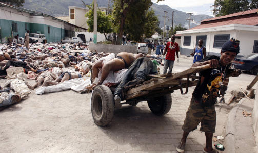 FLYTER I GATA: Rundt 1 500 lik er stablet opp utenfor hovedsykehuset i Port-au-Prince. Foto: REUTERS/Eduardo Munoz/Scanpix