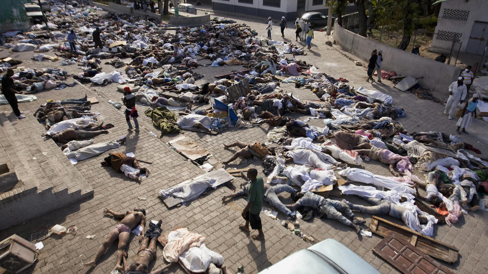 ET HAV AV LIK: Helseeksperter mener d�de jordskjelvofre m� gravlegges raskt. Hvis ikke f�r sykdom herje. Foto:  REUTERS/Logan Abassi/FN/Scanpix