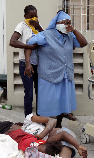 SORGEN: Flere s�rger for sine etterlatte. S�ster Rose Andre Desir s�rger n�r hun finner liket av en slektning. Foto: AP Photo/The Miami Herald, Patrick Farrell/Scanpix