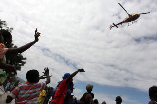 TRENGER HJELP: Folket p� Haiti trenger hjelp etter katastrofen. Foto: AFP PHOTO/Thomas Coex/Scanpix