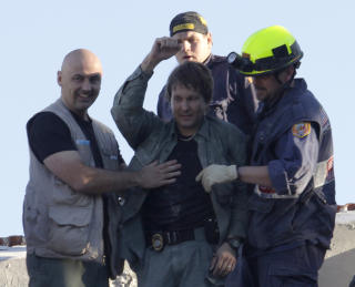 REDDET: Tarmo Joveer (35) strakk armene i v�ret og jublet da han ble reddet ut av ruinene torsdag. Foto: RETERS/Eduardo Munoz/Scanpix