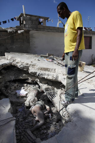 MANGE D�DE: Mellom 50 000 og 100 000 mennesker mistet livet i tirsdagens jordskjelvkatastrofe. Foto: Carlos Barria/Reuters/Scanpix
