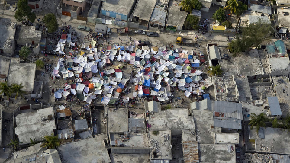 VIL SLETTE GJELDA: En midlertidig telt-leir er satt opp midt blant ruinerte bygninger i Port-au-Prince. Kirkens N�dhjelp og andre organisasjoner har n� startet en underskriftskampanje for � f� Haitis milliardgjeld sletta. Foto: REUTERS/UN/SCANPIX