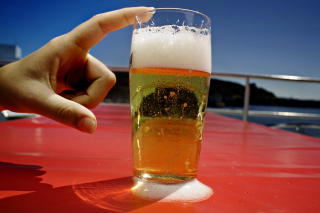FIKK JUKSEALKOHOL: I f�rs�ket ble testpersonene lurt til � tro at de drakk alkohol, mens de i virkeligheten drakk alkoholfritt. En annen gruppe drakk alkohol, men ble lurt til � tro at det dreide seg om alkoholfritt. 
FOTO: ADRIAN �HRN JOHANSEN