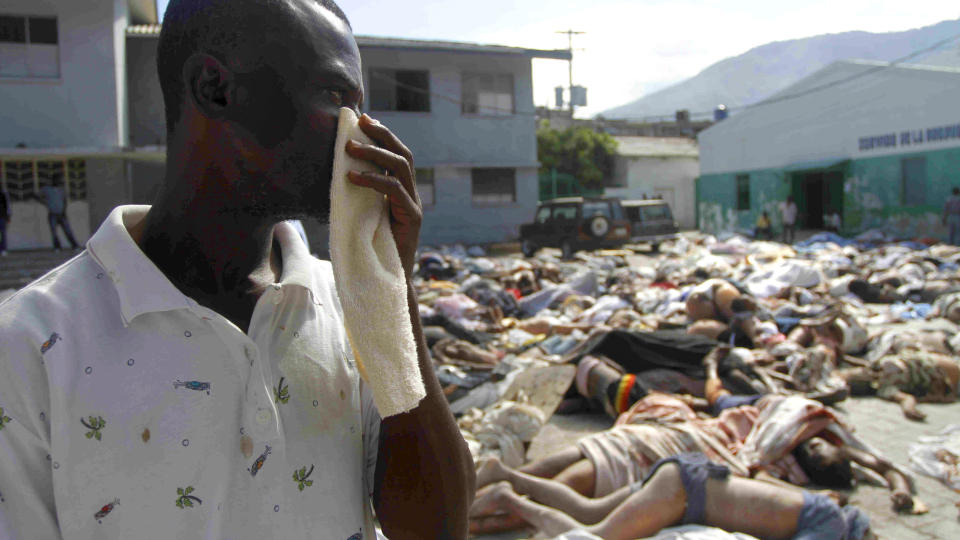 LETER ETTER SINE KJ�RE: En mann leter etter savnede utenfor likhuset i Port-au-Prince. Foto: AFP PHOTO/ERIKA SANTELICES/SCANPIX