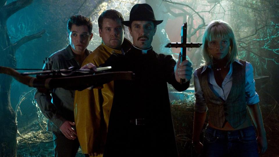 Vik fra meg! De britiske tv-komikerne James Corden og Matthew Horne (t.v.) fors�ker � overf�re suksessen fra liten skjerm til stort lerret. Det g�r riktig ille. Det klart beste ved dette s�let er tittelen. Det sier det meste.