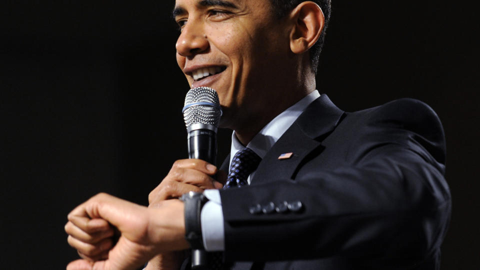 KLOKKA ER SEKS P� TOLV: Innsatsen til president Obama, som straks har sittet i ett �r som president, fremheves av styret av forskere som stiller Dommedagsklokka. Den skal vise hvor n�rme verden er en total �deleggelse. Foto: AP/Susan Walsh