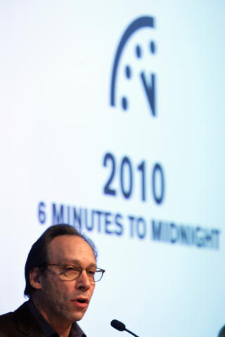 STILTE KLOKKA TILBAKE Professor Lawrence Krauss, som sitter i styret til Bulletin of Atomic Scientists Board, satte klokka tilbake p� en pressekonferanse i New York i g�r. Foto: AP /Mary Altaffer