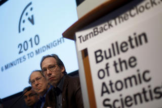 BEKYMREDE FORSKERE: Det g�r litt bedre i verden, blant annet p� grunn av milj�tiltak internasjonalt og avtaler om nedrustning av atomv�pen, men det er ingen grunn til � ligge p� latsiden, mener forskerne i Bulletin of the Atomic Scientist. Foto: David Goldman/Getty Images/AFP