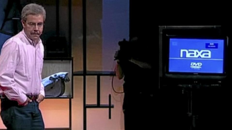 TR�DL�S: Eric Giler demonstrerer hvordan man f�r str�m til en tv uten verken ledninger eller batteri.