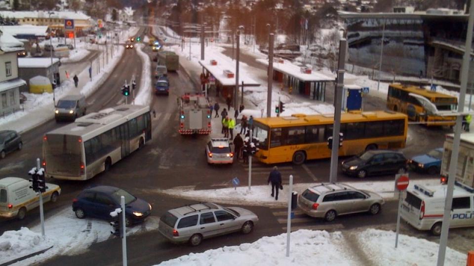 ALVORLIG TRAFIKKULYKKE: En kvinne omkom i ettermiddag etter � ha blitt p�kj�rt av en buss i Bergen. LESERFOTO
