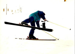 F�dt med ski p� beina? Curran pr�ver � st� p� ski for
f�rste gang p� tyve �r. �stedet er Italia, �ret er 1999.