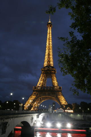 PARIS:  Eiffelt�rnet frister flere kvinner. Foto: Geir B�lstad.