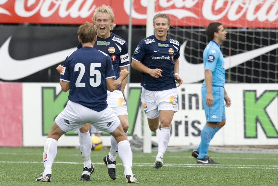 TOM�LSSCORER: Fredrik Nordkvelle (midten) scoret to ganger for Str�msgodset i 6-3 seieren over Notodden. Foto: Terje Bendiksby / SCANPIX
