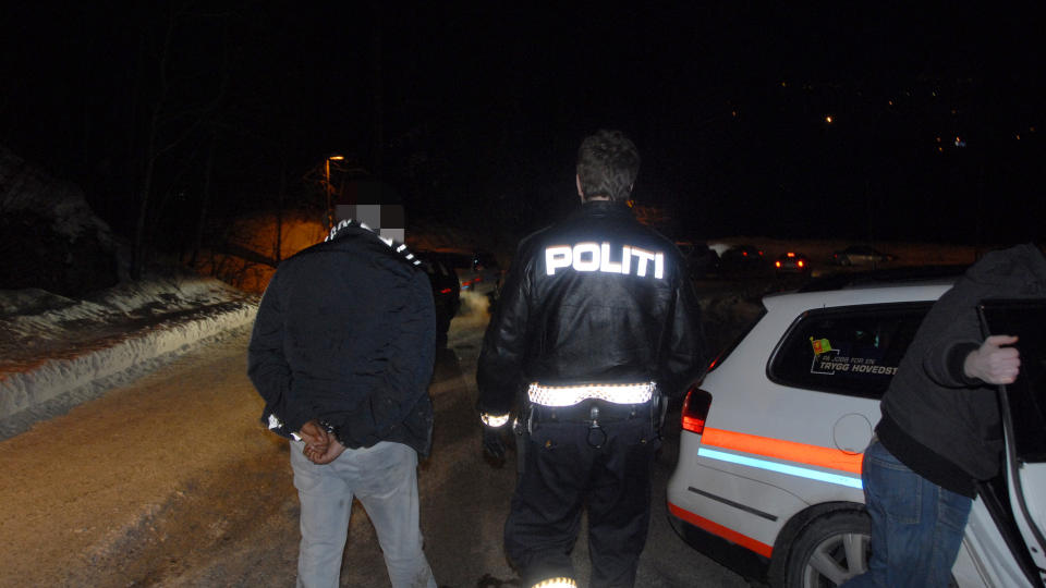 P�GREPET: Her p�griper Oslo-politiet en av tre menn som de mener truet en mann med skytev�pen og bortf�rte ham i kveld. Foto: Benjamin Bakken
