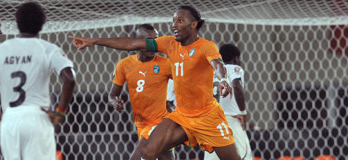 KVARTFINALEKLARE: Didier Drogba feirer Elfenbenkystens 3-0 m�l og avansement til kvartfinalen i Afrikamesterskapet.Foto: SCANPIX / AFP PHOTO / ISSOUF SANOGO