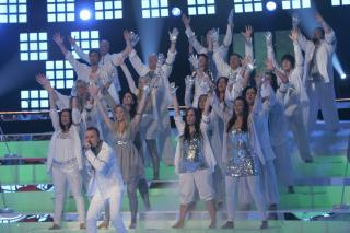 FRAMF�RTE �EARTH SONG�: �Team �ge� og et hanskekledd kor fikk hjelp fra Ole B�rud. Foto: STELLA PICTURES