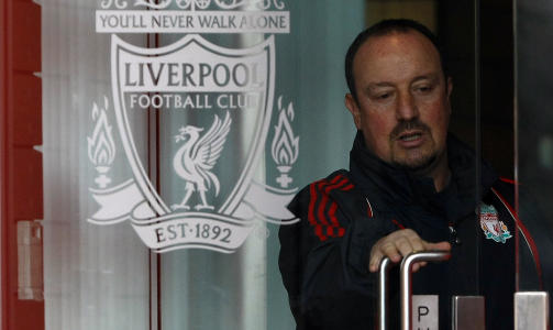 SP�KTE MED SEG SELV: Rafael Benitez serverte en solid porsjon med selvironi p� dagens pressekonferanse da han markerte ett�rsjubileet for sin opplesning av Ferguson-fakta med � servere noen nye fakta om Liverpools sesong s� langt. Foto: SCANPIX/REUTERS/Phil Noble