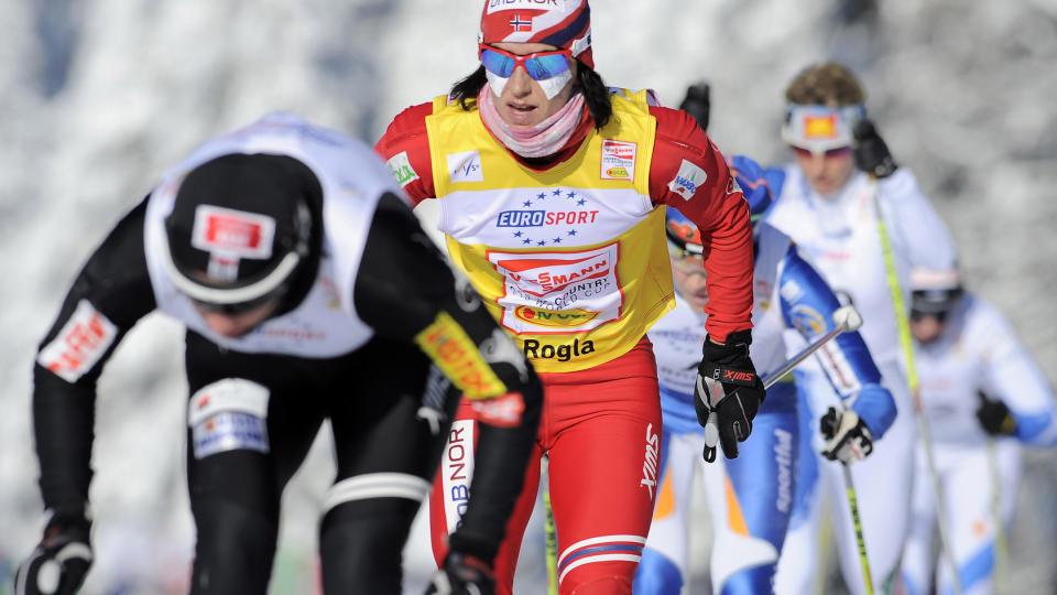 I GOD OL-FORM: Mens Justyna Kowalczyk (foran) var opptatt med � vinne Tour de Ski, var Marit Bj�rgen hjemme i Norge og trente. Bj�rgen s� ikke ut til � ha tatt skade av det da hun i verdenscupreturen gikk inn til annenplass p� 10 kilometer klassisk i Otep�a. Her fra rennhelgen i Rogla f�r jul.Foto: SCANPIX/REUTERS/Bor Slana