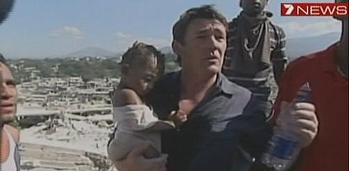  GLADHISTORIE:  Den australske tv-journalisten Mike Amor og hans team hadde bare filmet elendighet f�r noen h�rte skrikene fra Winnie under ruinene. Foto: AP/CHANNEL 7/SCANPIX.