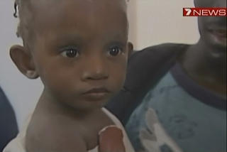  FIKK VANN OG MAT:  Winnie hos Redd Barna et par timer etter at hun var funnet under ruinene. FOTO: AP/CHANNEL 7/SCANPIX.