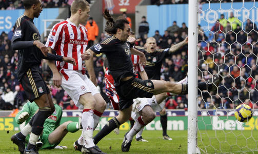 LEDERM�L: Sotirios Kyrgiakos kriget best i Stoke-feltet, og tuppet inn lederm�let for Liverpool fra kort hold.Foto:SCANPIX/REUTERS/Darren Staples