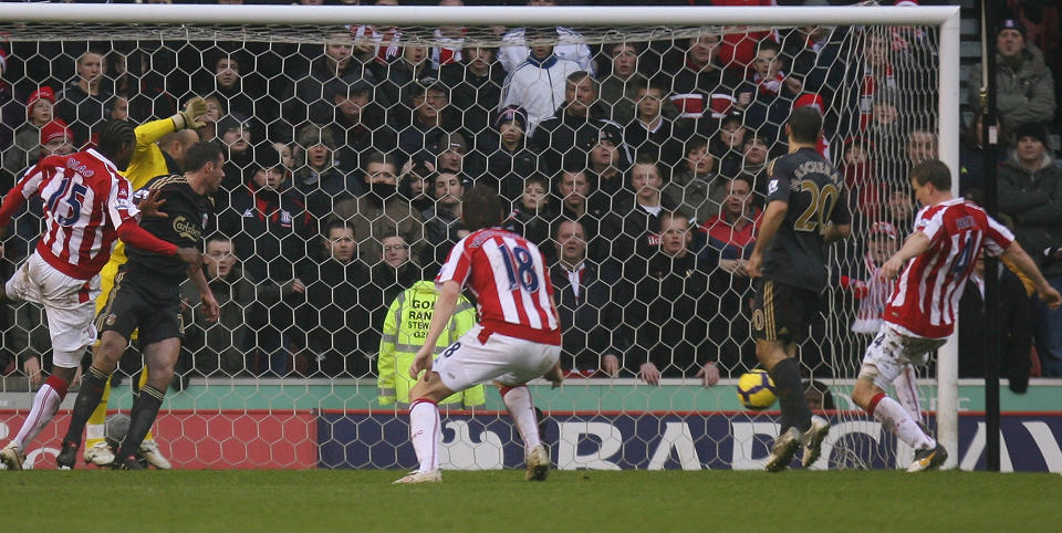 D�DBALLGLIPP: Liverpool mistet konsentrasjonen p� en corner i sluttminuttene, og Robert Huth fikk en enkel jobb med � utligne.Foto: SCANPIX/AP Photo/Simon Dawson