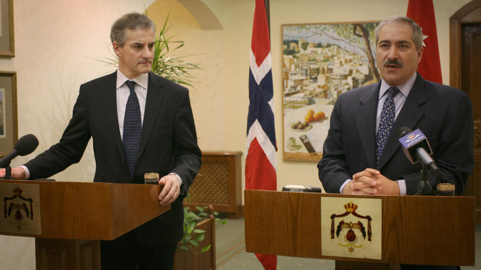 P� RUNDREISE: 
Utenriksminister Jonas Gahr St�re (t.v.) innledet l�rdag en rundreise i Midt�sten og f�rste stopp var Jordans hovedstad Amman. Der hadde han samtaler med blant andre utenriksminister Naser Joudeh. 
Foto: SCANPIX