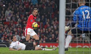 TRANG �PNING: Dimitar Berbatov hadde ikke mye plass p� � sende Manchester Unted i ledelsen, men fant den lille �pningen han trengte.Foto: SCANPIX/ EPA/MAGI HAROUN