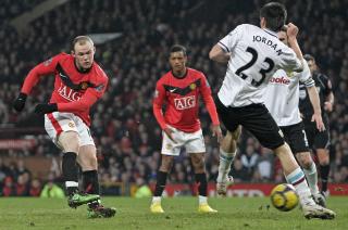 TRYGGET LEDELSEN: Wayne Rooney var ikke like heldig med alt han foretok seg mot Burnley, men klarte � havne p� scoringslista like f�r han ble byttet ut.Foto: SCANPIX/EPA/MAGI HAROUN
