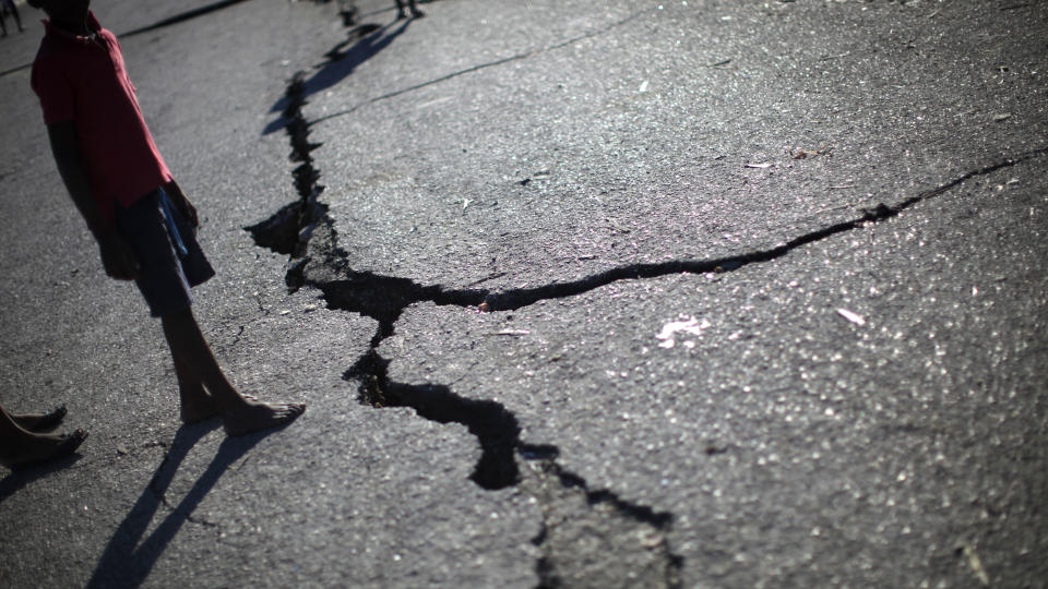JORDSKJELV: Forskere advarer folk mot å senke skuldrene etter jordskjelvkatastrofen. Et barn går på dette bildet forbi ei sprekk forårsaket av jordskjelvet. Foto: Carlos Barria/Reuters/Scanpix