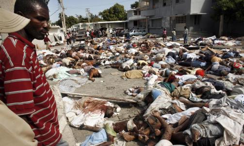 MANGE D�DE: Opptil 200 000 kan ha mistet livet etter jordskjelvkatastrofen. Men det finnes mirakelhistorier. Foto: Eduardo Munos/Reuters/Scanpix