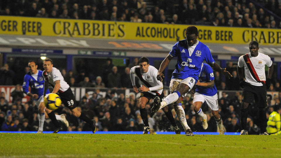 KALD: Louis Saha satte straffesparket midt i m�l da han fikk sjansen til � �ke Evertons ledelse til 2-0 like f�r pause. Det var en ledelse hjemmelaget aldri skulle gi fra seg.Foto: SCANPIX/REUTERS/Nigel Roddis