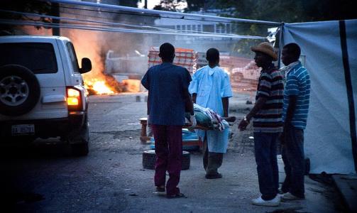 FRAKTER SKADDE: I g�r kveld ble skadde jordskjelvofre fraktet til Leger Uten Grensers provisoriske sykehus i Port-au-Prince i Haiti. FOTO: �ISTEIN NORUM MONSEN