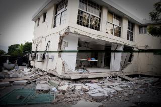 SAMMENRAST SYKEHUS: Dette sykehuset i Port-au-Prince i Haiti har delvis rast sammen. Sykehuset tilh�rer den franske avdelingen av Leger Uten Grenser. FOTO: �ISTEIN NORUM MONSEN