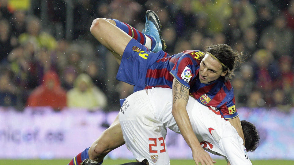  SENTRAL:  Zlatan Ibrahimovic i duell med Sevillas forsvarer Lolo.  Svensken scoret ikke, men var en konstant trussel mot Seviklla-forsvaret. FOTO: AFP/SCANPIX.