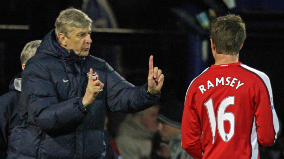 SPISSJAKT: Aaron Ramsey har b�de spilt bra og scoret i Cesc Fabregas' skadefrav�r, men midtbanespilleren l�ser ikke Arsenal-manager Arsene Wengers utfordring med � finne spisser som kan erstatte skadde Robin van Persie.Foto: SCANPIX/AP/Tom Hevezi