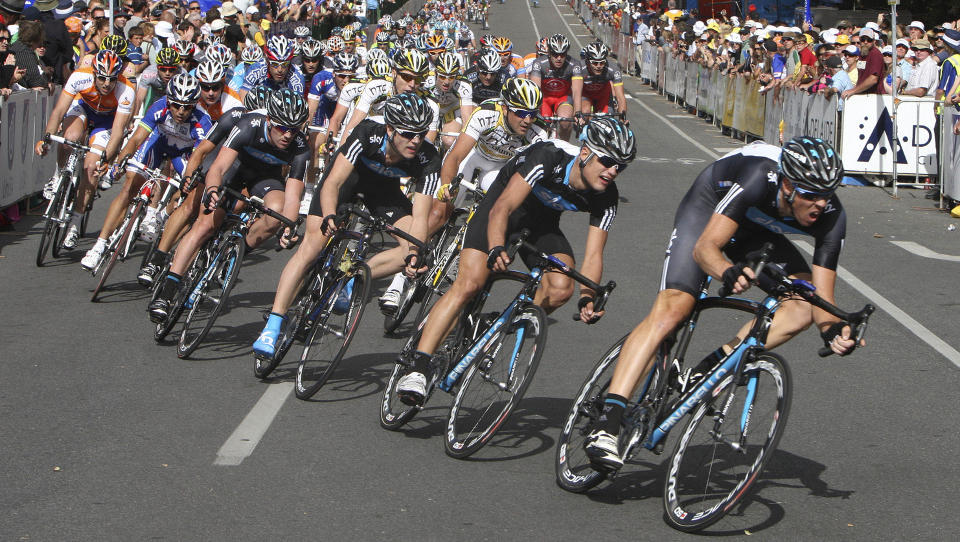 SKYTOGET: Christopher Sutton drar p� Greg Henderson og resten av Team Sky-toget inn mot oppl�pet i �prologen� til forest�ende Tour Down Under i Australia. Henderson vant til slutt rittet.Foto: SCANPIX/AP/Rob Griffith