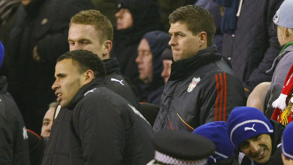 INGEN PROBLEMER: Liverpool-kaptein Steven Gerrard s� Stoke-kampen fra tribunen i g�r, og det tar Rafa Benitez som et sikkert tegn p� at det ikke er noe i historiene om at midtbanegeneralen kan tenke seg en overgang.Foto: SCANPIX/REUTERS/Phil Noble