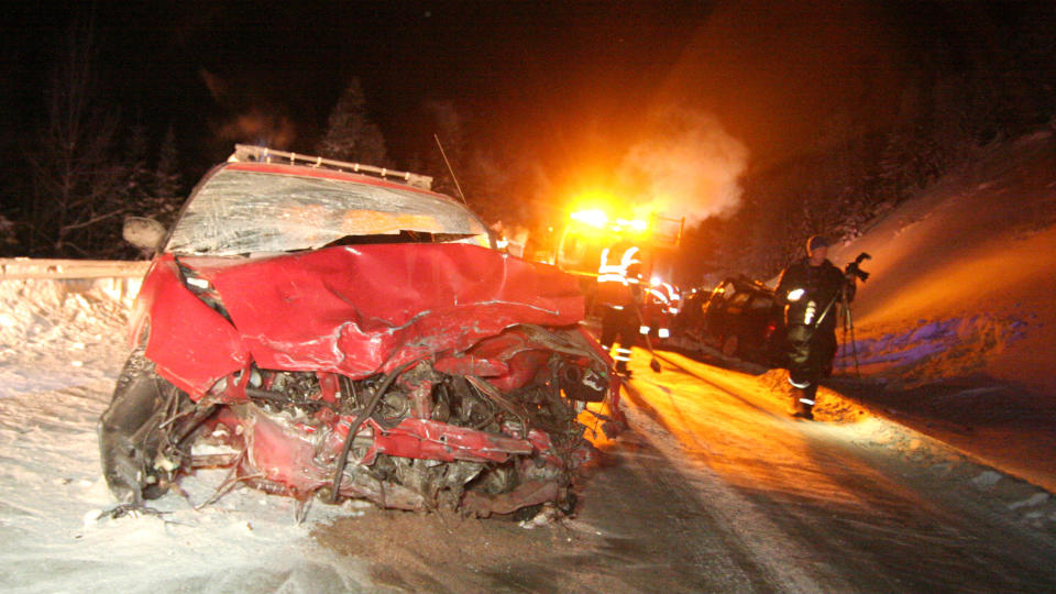  ULYKKESBIL:  En av ulykkesbilene  p� E14 ved Duved i Sverige i g�r kveld.  FOTO: TOR AAGE HANSEN