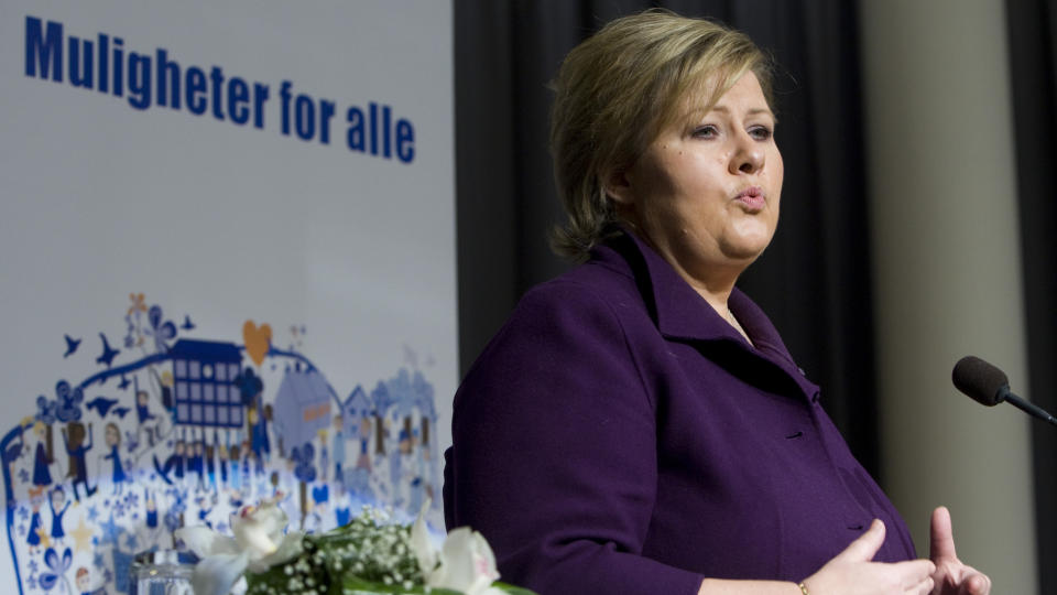  VIL LEGGE OM:  Erna Solberg varslet fra talerstolen i Oslo i dag at H�yre vil legge om yrkesfagutdanningen i viderg�ende skole.  FOTO: TERJE BENDIKSBY, SCANPIX.
